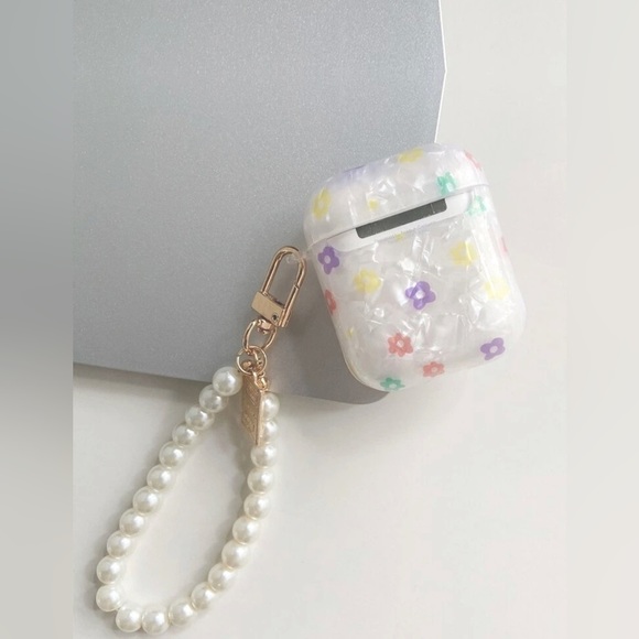 Cute Flower AirPod Case with Pearl keychain - Picture 2 of 3